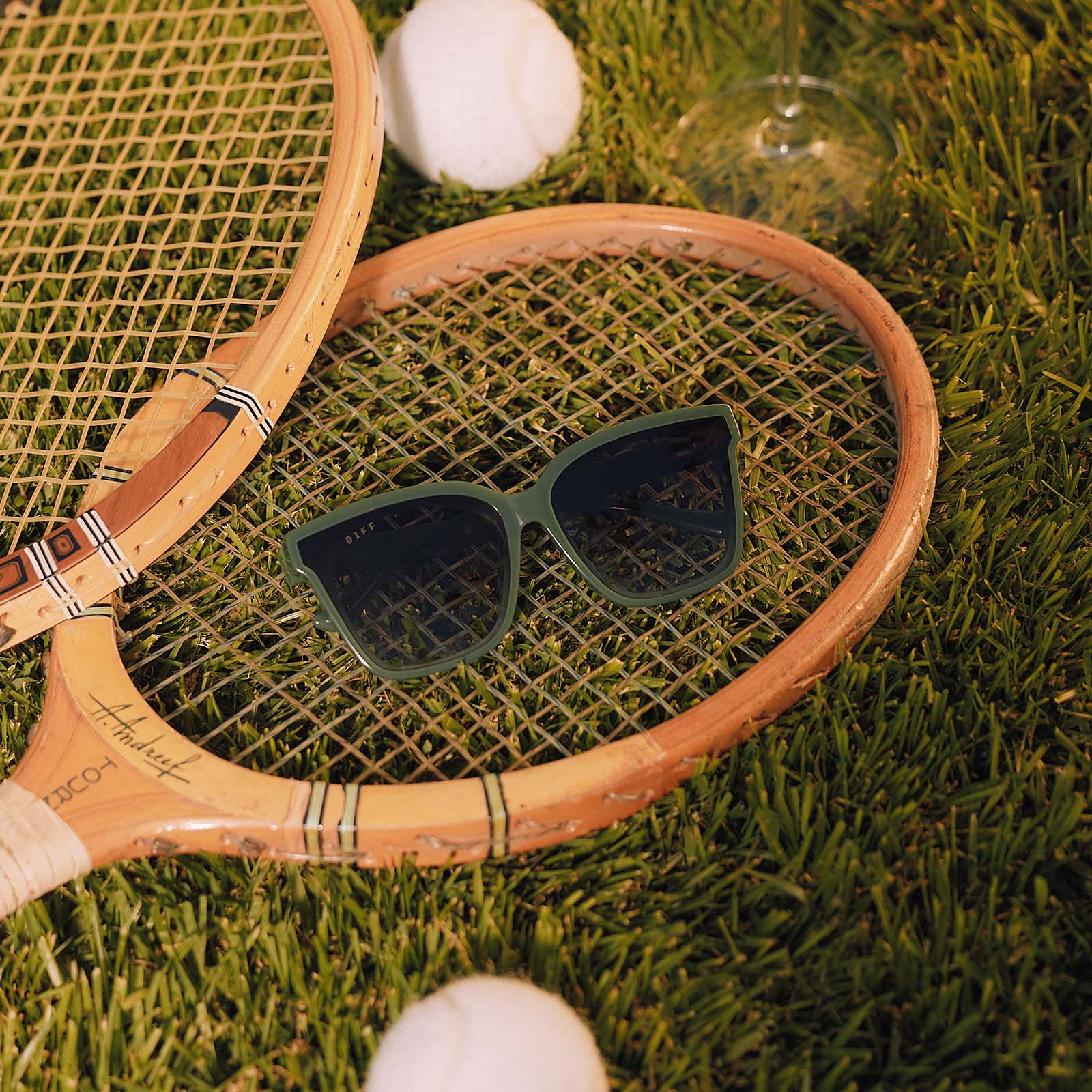MEREDITH II - FAIRWAY GREEN + GREY GRADIENT SUNGLASSES - Image 6