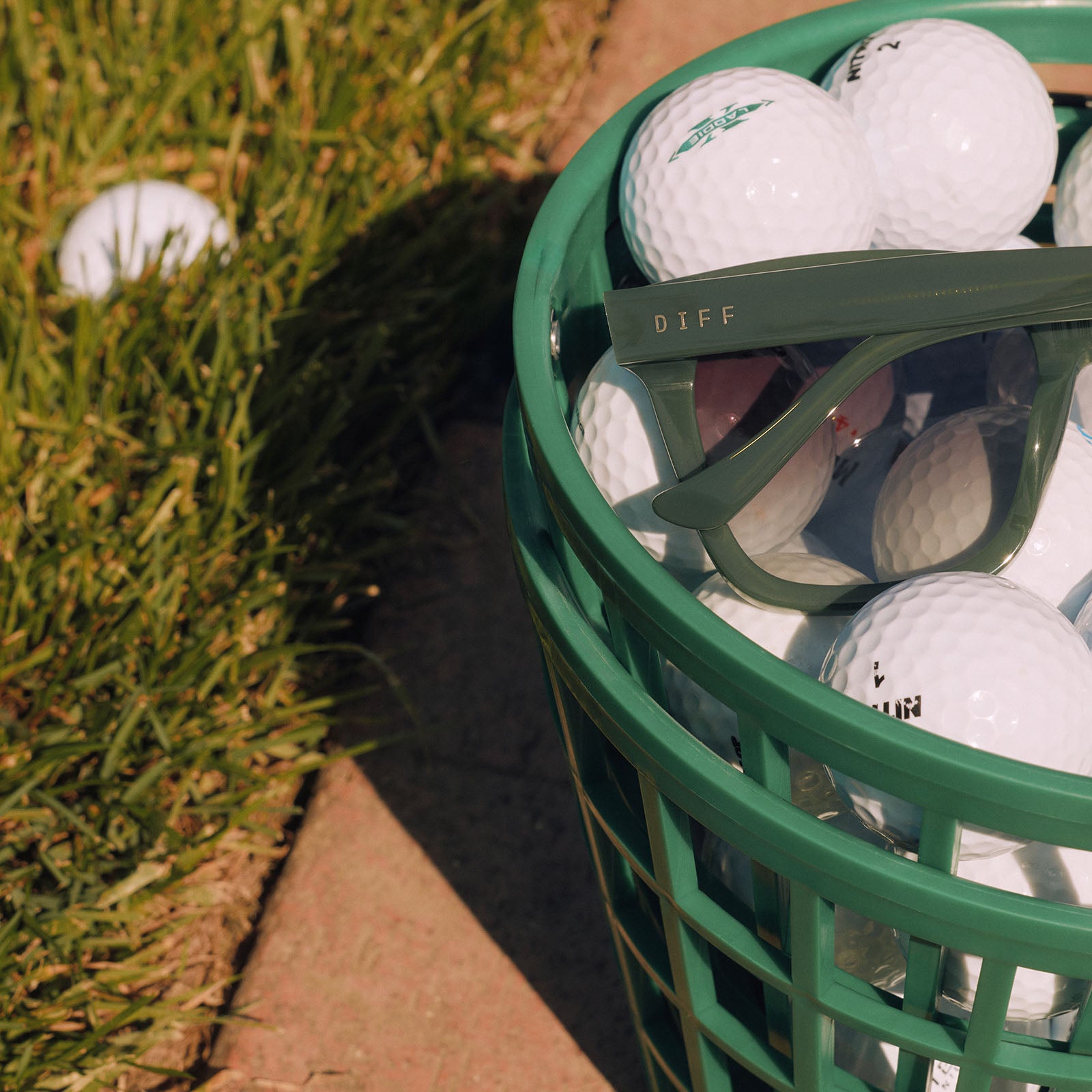 MEREDITH II - FAIRWAY GREEN + GREY GRADIENT SUNGLASSES - Image 8
